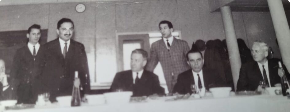 Afbeelding met kleding, person, persoon, muur Door AI gegenereerde inhoud is mogelijk onjuist.