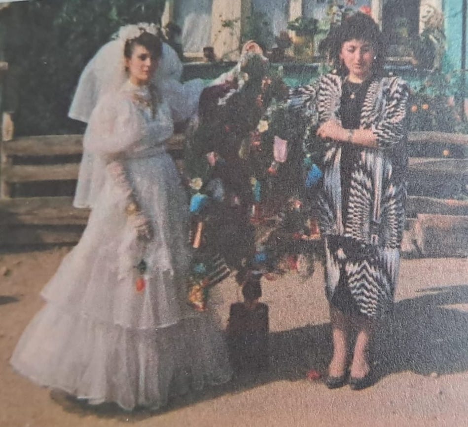 Afbeelding met kleding, persoon, bruid, trouwjurk Door AI gegenereerde inhoud is mogelijk onjuist.