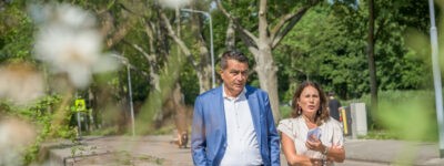 Afbeelding met kleding, persoon, buitenshuis, boom Door AI gegenereerde inhoud is mogelijk onjuist.