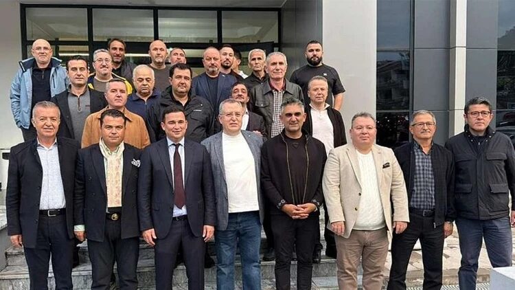 Afbeelding met kleding, persoon, glimlach, pak Door AI gegenereerde inhoud is mogelijk onjuist.