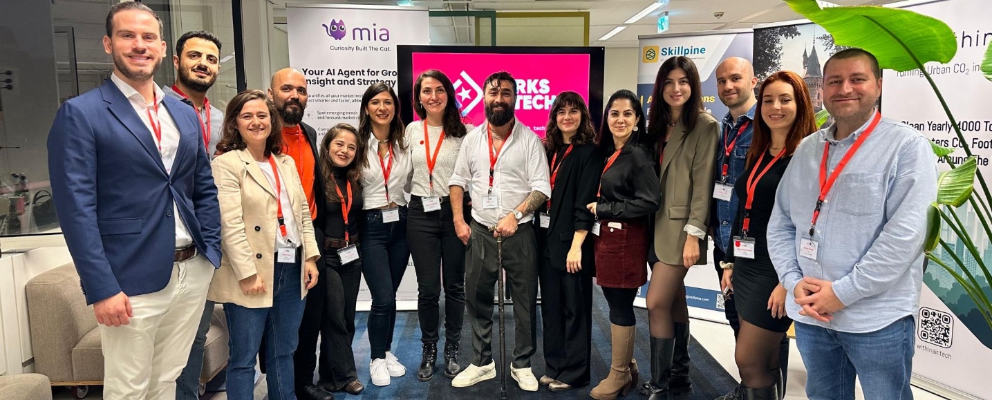 Afbeelding met kleding, persoon, glimlach, person Door AI gegenereerde inhoud is mogelijk onjuist.