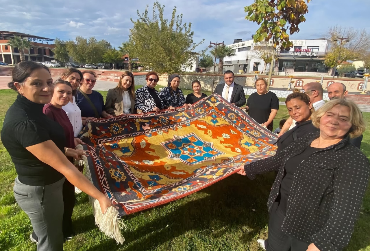 Afbeelding met kleding, persoon, hemel, person Door AI gegenereerde inhoud is mogelijk onjuist.