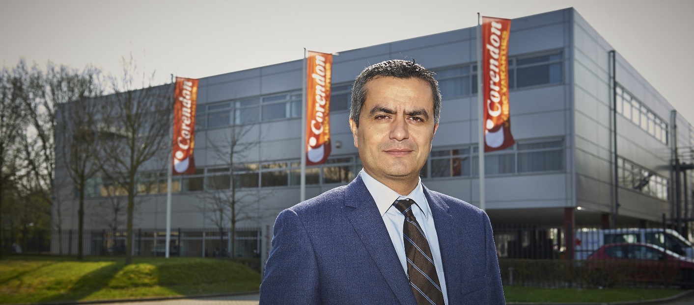 Afbeelding met kleding, persoon, Menselijk gezicht, hemel Door AI gegenereerde inhoud is mogelijk onjuist.