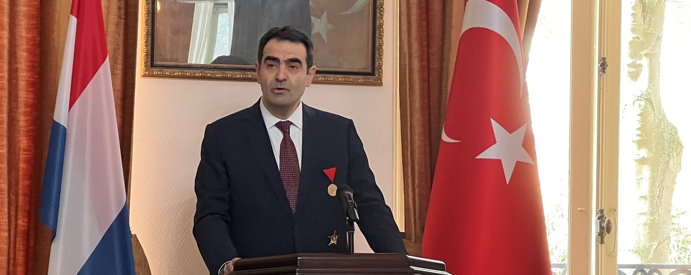 Afbeelding met kleding, persoon, Menselijk gezicht, stropdas Door AI gegenereerde inhoud is mogelijk onjuist.