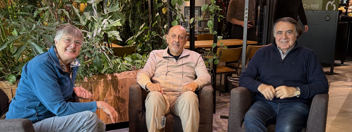 Afbeelding met kleding, persoon, Menselijk gezicht, plant Door AI gegenereerde inhoud is mogelijk onjuist.