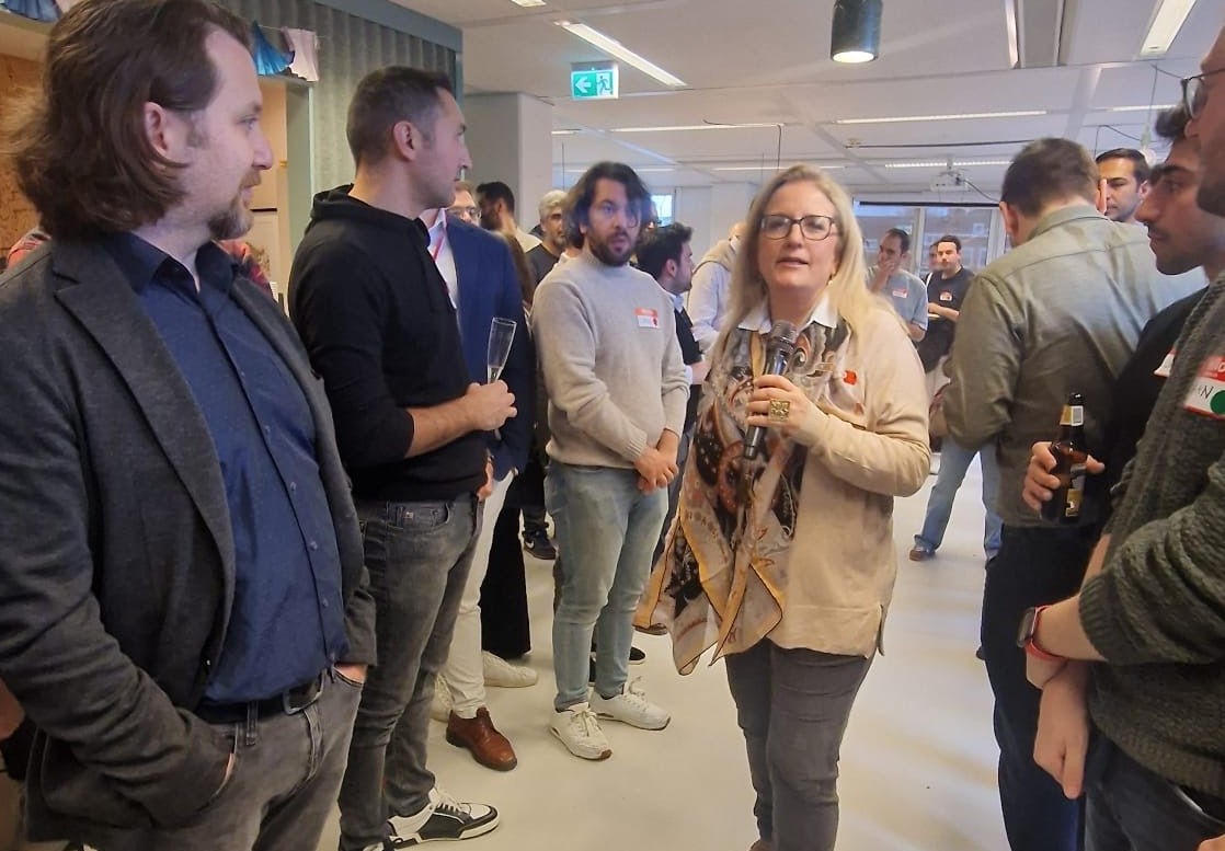 Afbeelding met kleding, persoon, Menselijk gezicht, person Door AI gegenereerde inhoud is mogelijk onjuist.