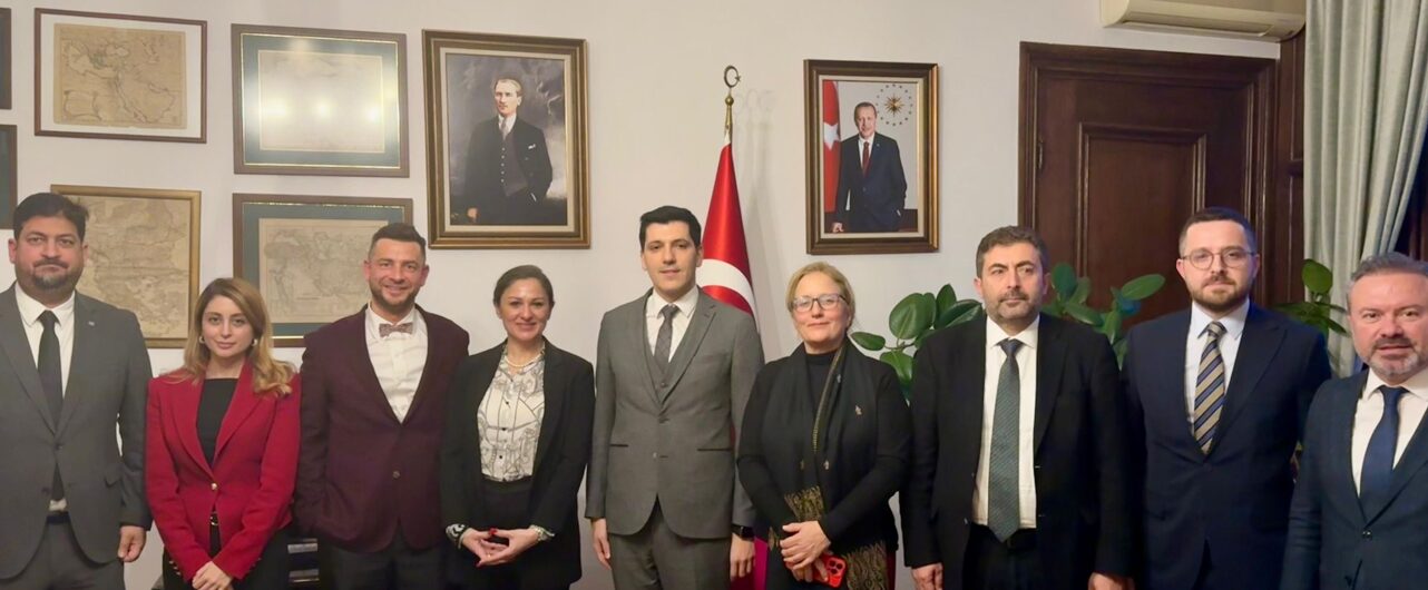 Afbeelding met kleding, persoon, muur, overdekt Door AI gegenereerde inhoud is mogelijk onjuist.