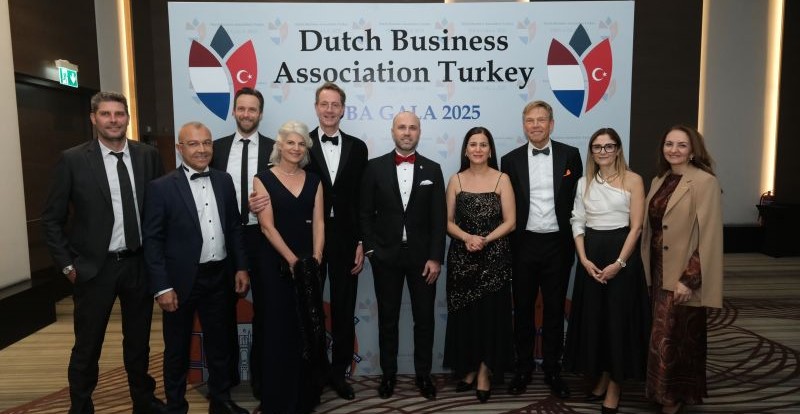 Afbeelding met kleding, persoon, pak, person Door AI gegenereerde inhoud is mogelijk onjuist.