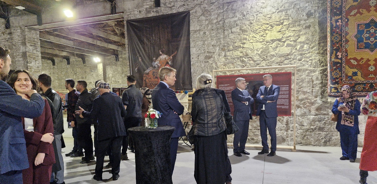 Afbeelding met kleding, persoon, person, schoeisel Door AI gegenereerde inhoud is mogelijk onjuist.