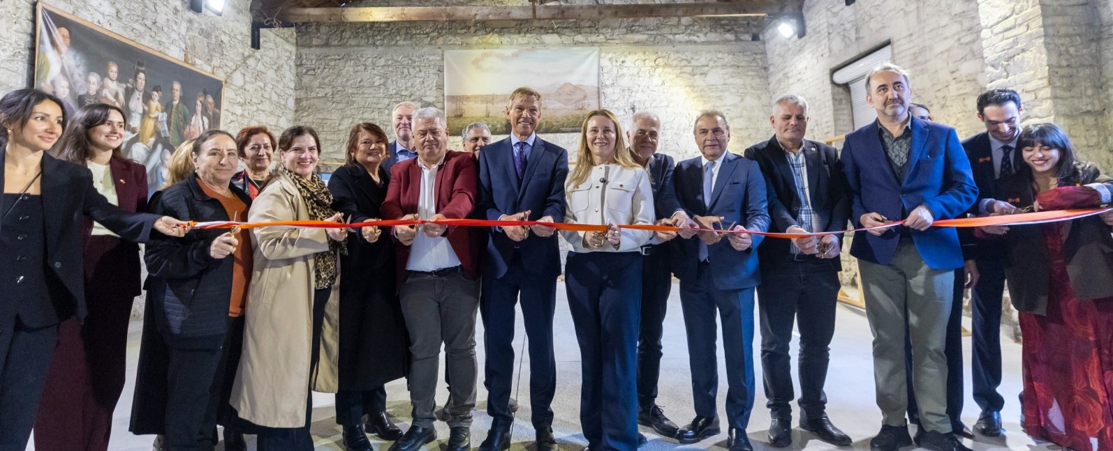 Afbeelding met kleding, persoon, schoeisel, pak Door AI gegenereerde inhoud is mogelijk onjuist.