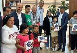 Afbeelding met kleding, persoon, tekst, Menselijk gezicht Door AI gegenereerde inhoud is mogelijk onjuist.