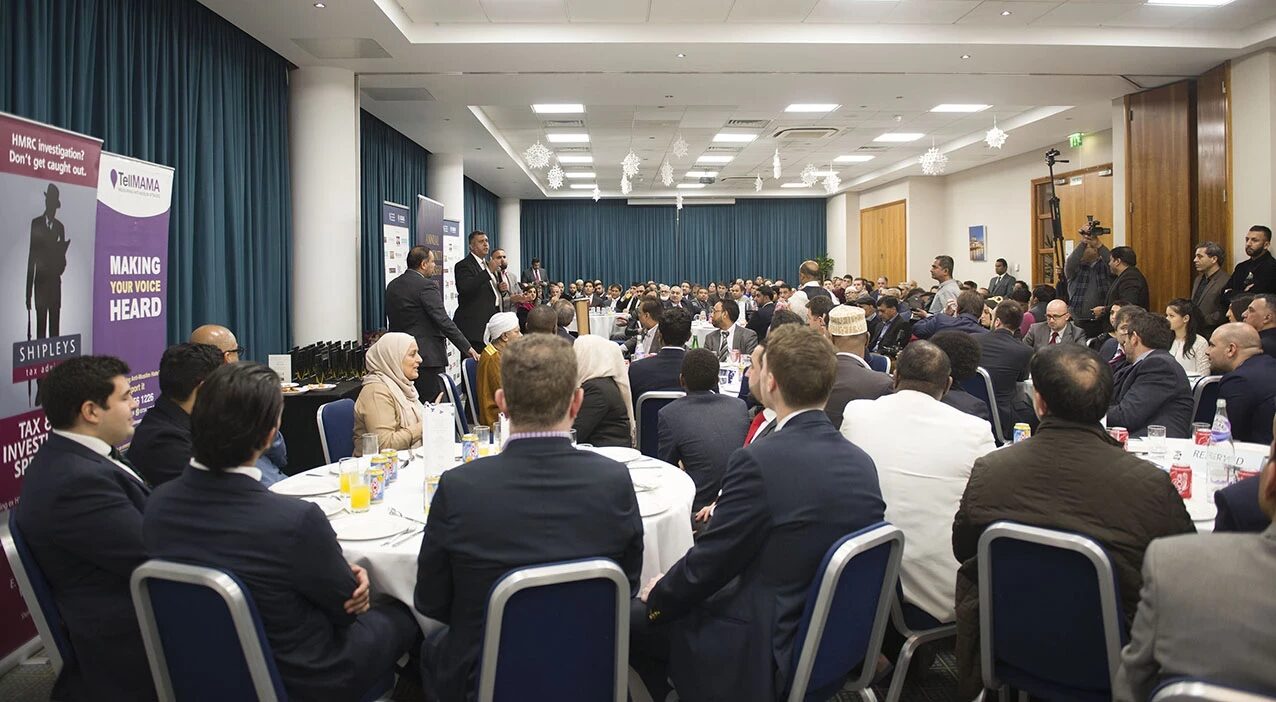 Afbeelding met kleding, stoel, person, overdekt Door AI gegenereerde inhoud is mogelijk onjuist.