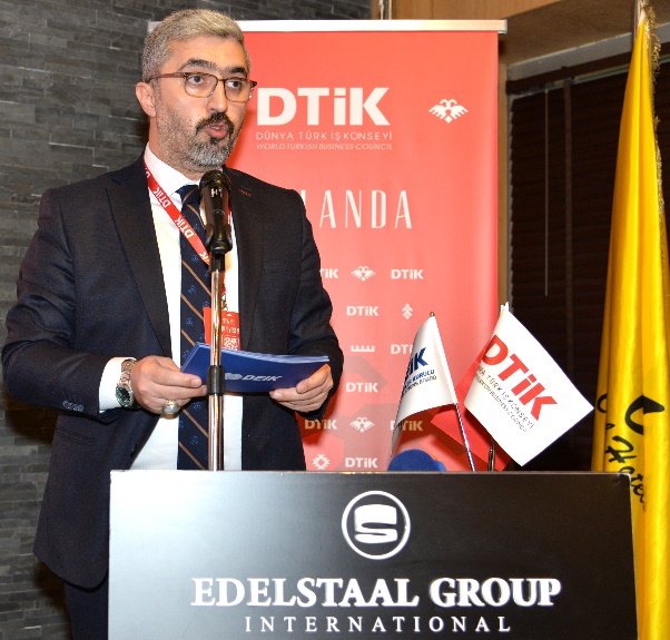 Afbeelding met kleding, tekst, persoon, Menselijk gezicht Door AI gegenereerde inhoud is mogelijk onjuist.