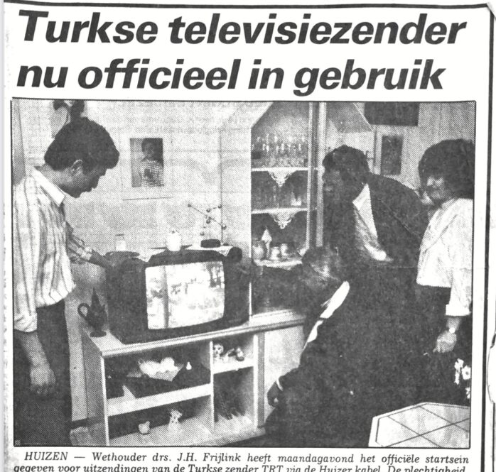 Afbeelding met krant, tekst, kleding, persoon Door AI gegenereerde inhoud is mogelijk onjuist.