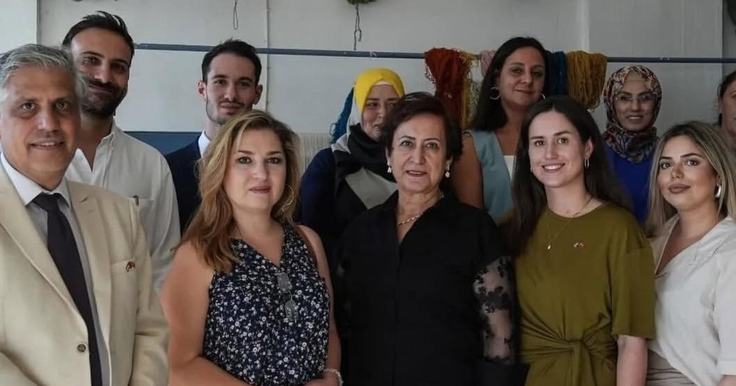 Afbeelding met Menselijk gezicht, kleding, persoon, glimlach Door AI gegenereerde inhoud is mogelijk onjuist.