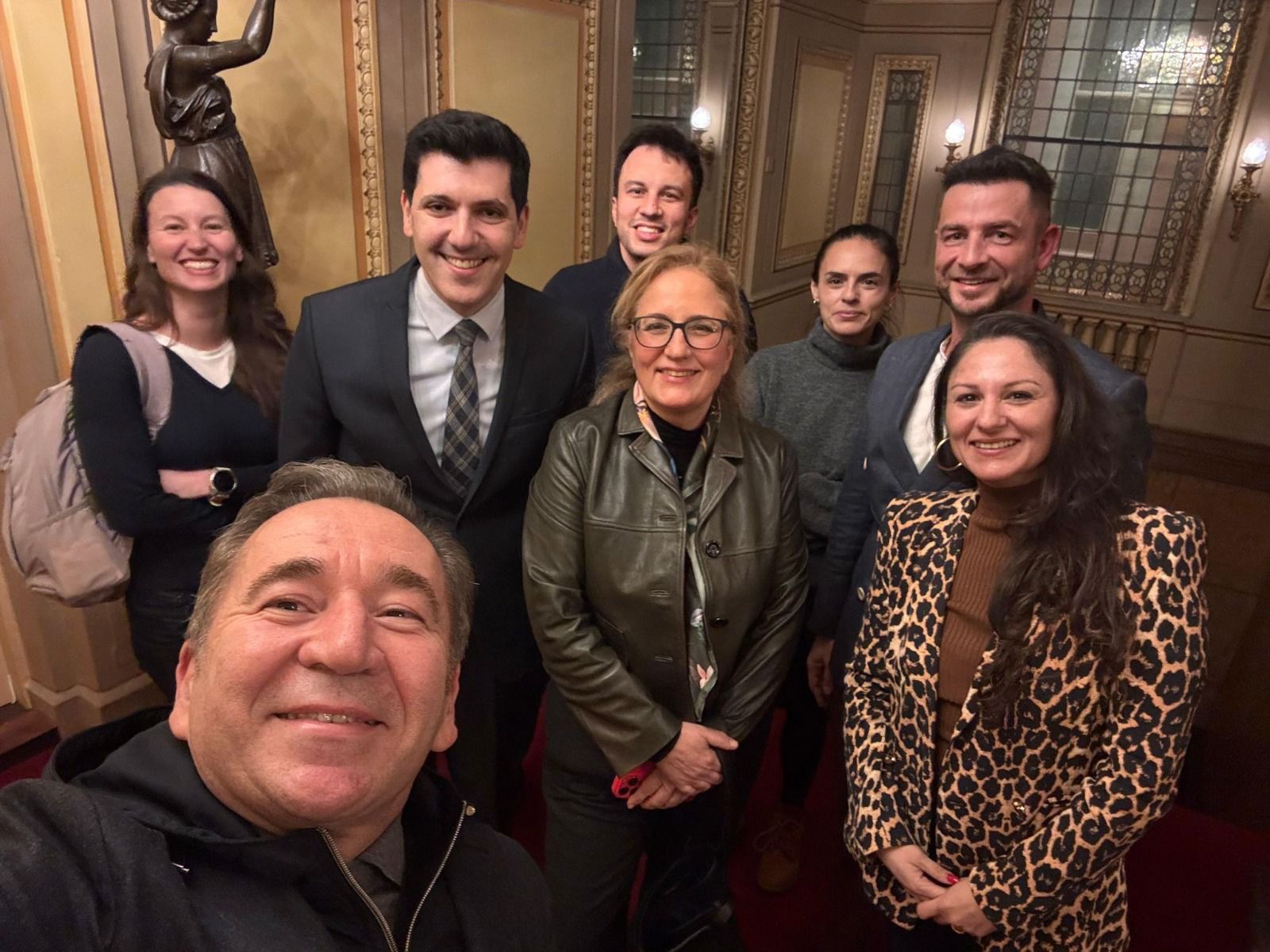 Afbeelding met Menselijk gezicht, kleding, persoon, glimlach Door AI gegenereerde inhoud is mogelijk onjuist.