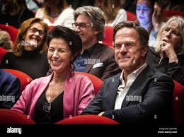 Afbeelding met Menselijk gezicht, persoon, kleding, person Door AI gegenereerde inhoud is mogelijk onjuist.