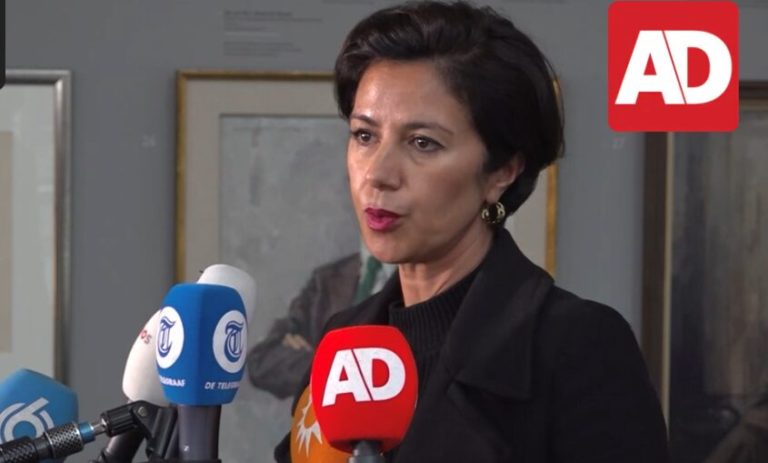 Afbeelding met Menselijk gezicht, persoon, kleding, microfoon Door AI gegenereerde inhoud is mogelijk onjuist.