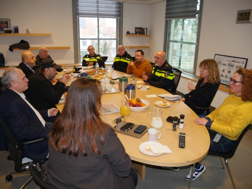 Afbeelding met overdekt, kleding, persoon, muur Door AI gegenereerde inhoud is mogelijk onjuist.