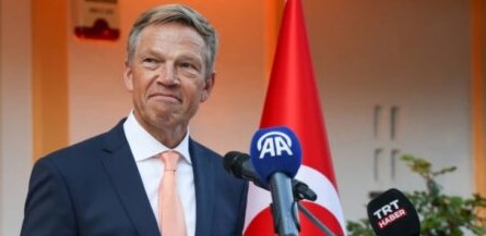 Afbeelding met pak, Menselijk gezicht, persoon, kleding Door AI gegenereerde inhoud is mogelijk onjuist.