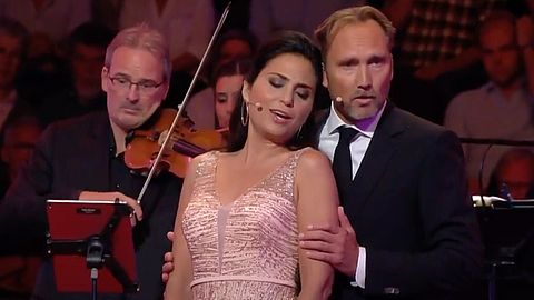 Afbeelding met persoon, binnen, muziek, poseren Automatisch gegenereerde beschrijving