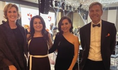 Afbeelding met persoon, kleding, Menselijk gezicht, glimlach Door AI gegenereerde inhoud is mogelijk onjuist.