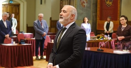 Afbeelding met persoon, kleding, person, overdekt Door AI gegenereerde inhoud is mogelijk onjuist.