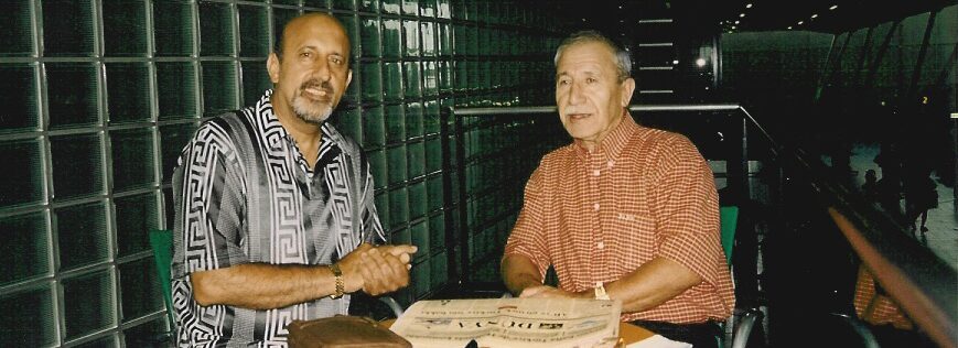 Afbeelding met persoon, kleding, tekst, Menselijk gezicht Door AI gegenereerde inhoud is mogelijk onjuist.