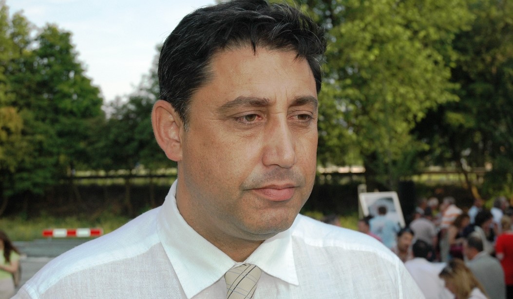 Afbeelding met persoon, Menselijk gezicht, buitenshuis, kleding Door AI gegenereerde inhoud is mogelijk onjuist.