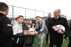 Afbeelding met persoon, person, kleding, hemel Door AI gegenereerde inhoud is mogelijk onjuist.