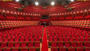 Afbeelding met rood, zaal, auditorium Automatisch gegenereerde beschrijving