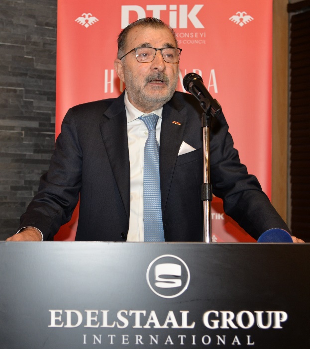 Afbeelding met tekst, kleding, Menselijk gezicht, pak Door AI gegenereerde inhoud is mogelijk onjuist.