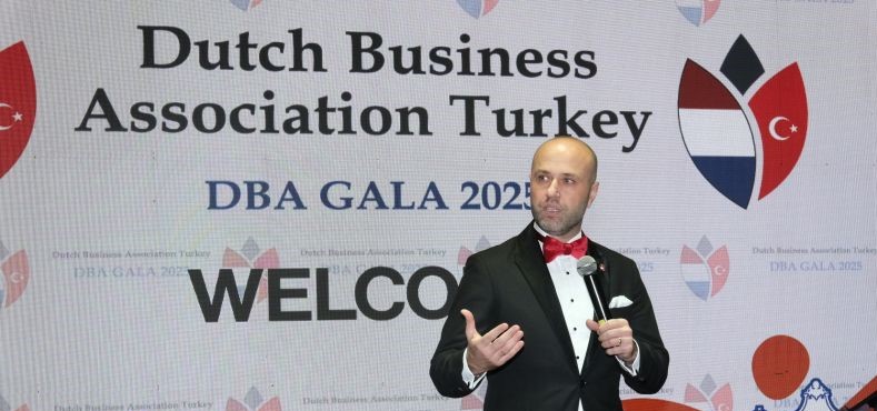 Afbeelding met tekst, kleding, pak, person Door AI gegenereerde inhoud is mogelijk onjuist.