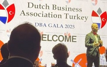 Afbeelding met tekst, kleding, person, persoon Door AI gegenereerde inhoud is mogelijk onjuist.