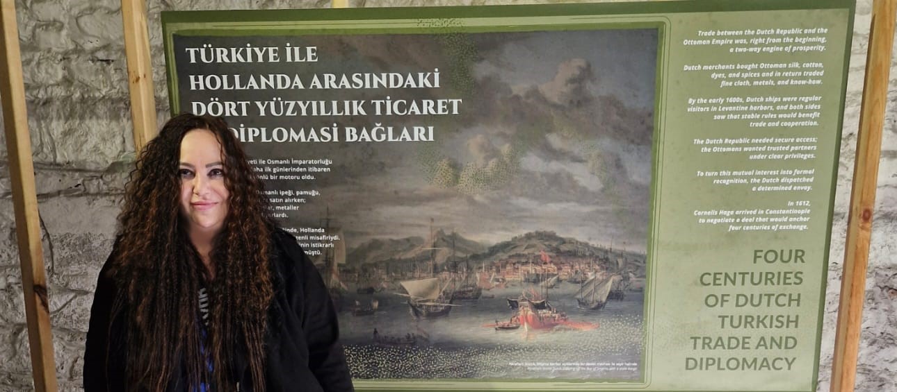 Afbeelding met tekst, Menselijk gezicht, kleding, poster Door AI gegenereerde inhoud is mogelijk onjuist.