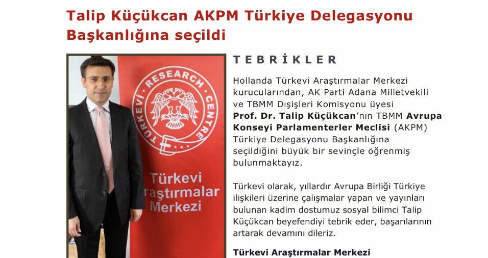 Afbeelding met tekst, pak, kleding, person Door AI gegenereerde inhoud is mogelijk onjuist.