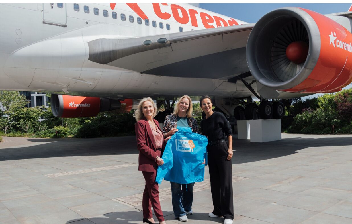 Afbeelding met vlak, buitenshuis, kleding, transport Door AI gegenereerde inhoud is mogelijk onjuist.