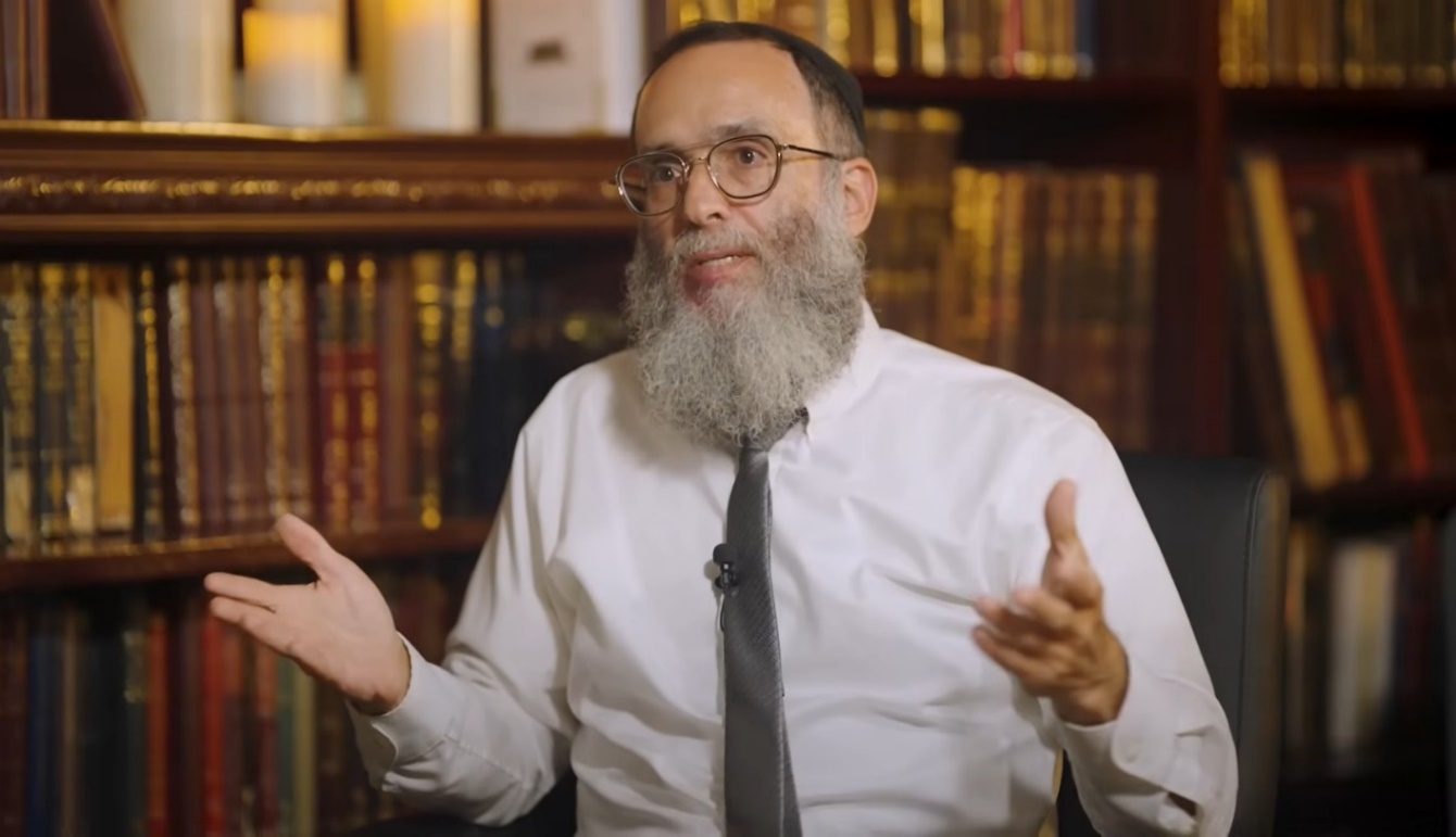 Afbeelding met boek, boekenkast, persoon, Menselijk gezicht Door AI gegenereerde inhoud is mogelijk onjuist.