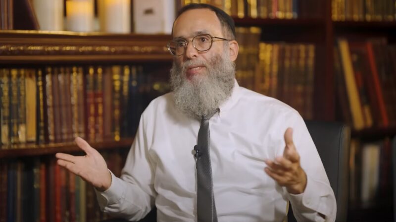 Afbeelding met boek, boekenkast, persoon, Menselijk gezicht Door AI gegenereerde inhoud is mogelijk onjuist.