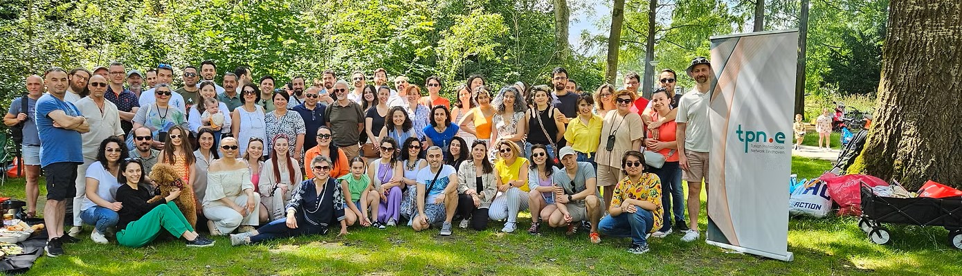 Afbeelding met boom, buitenshuis, persoon, kleding Door AI gegenereerde inhoud is mogelijk onjuist.