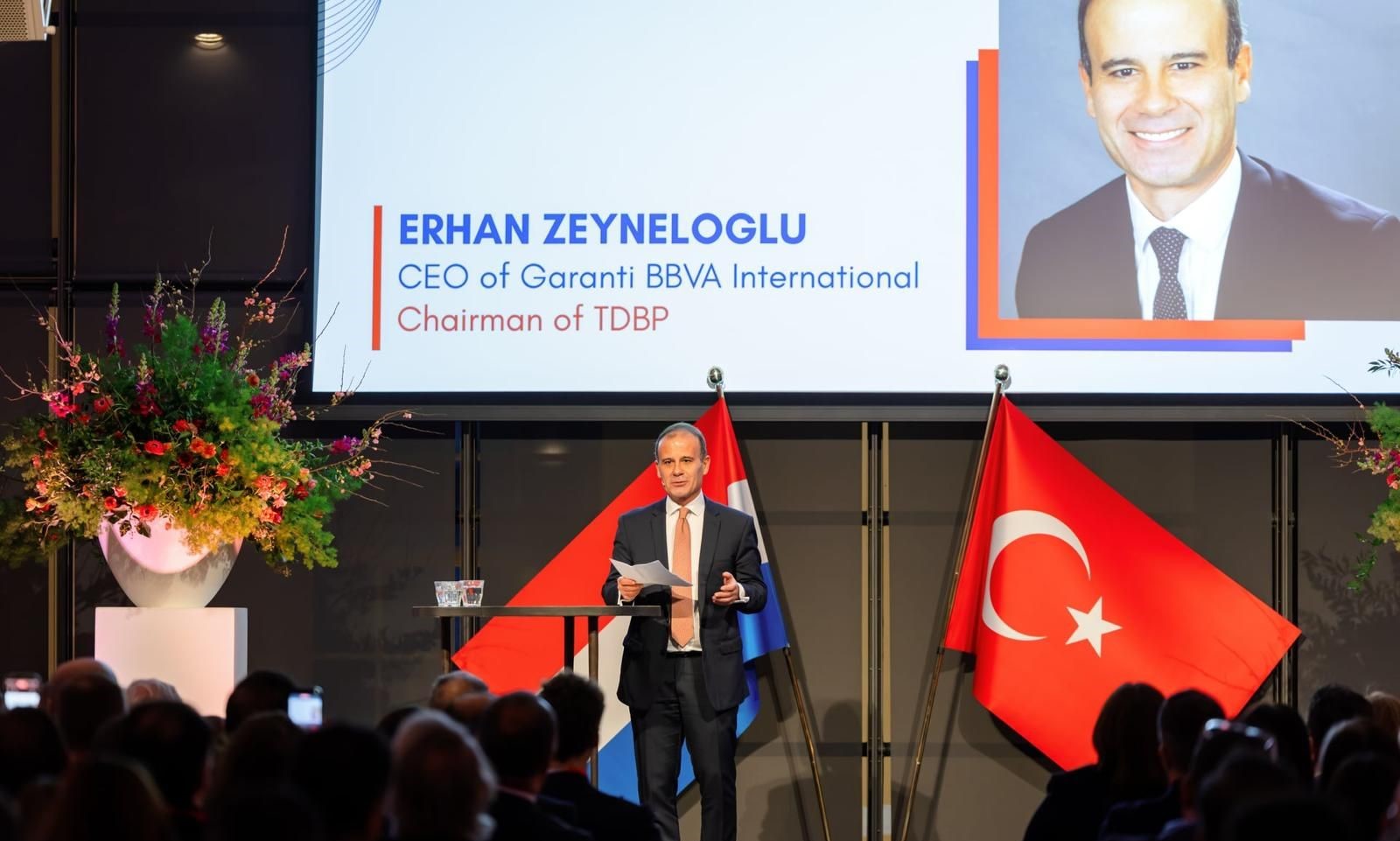 Afbeelding met kleding, Menselijk gezicht, person, pak Door AI gegenereerde inhoud is mogelijk onjuist.