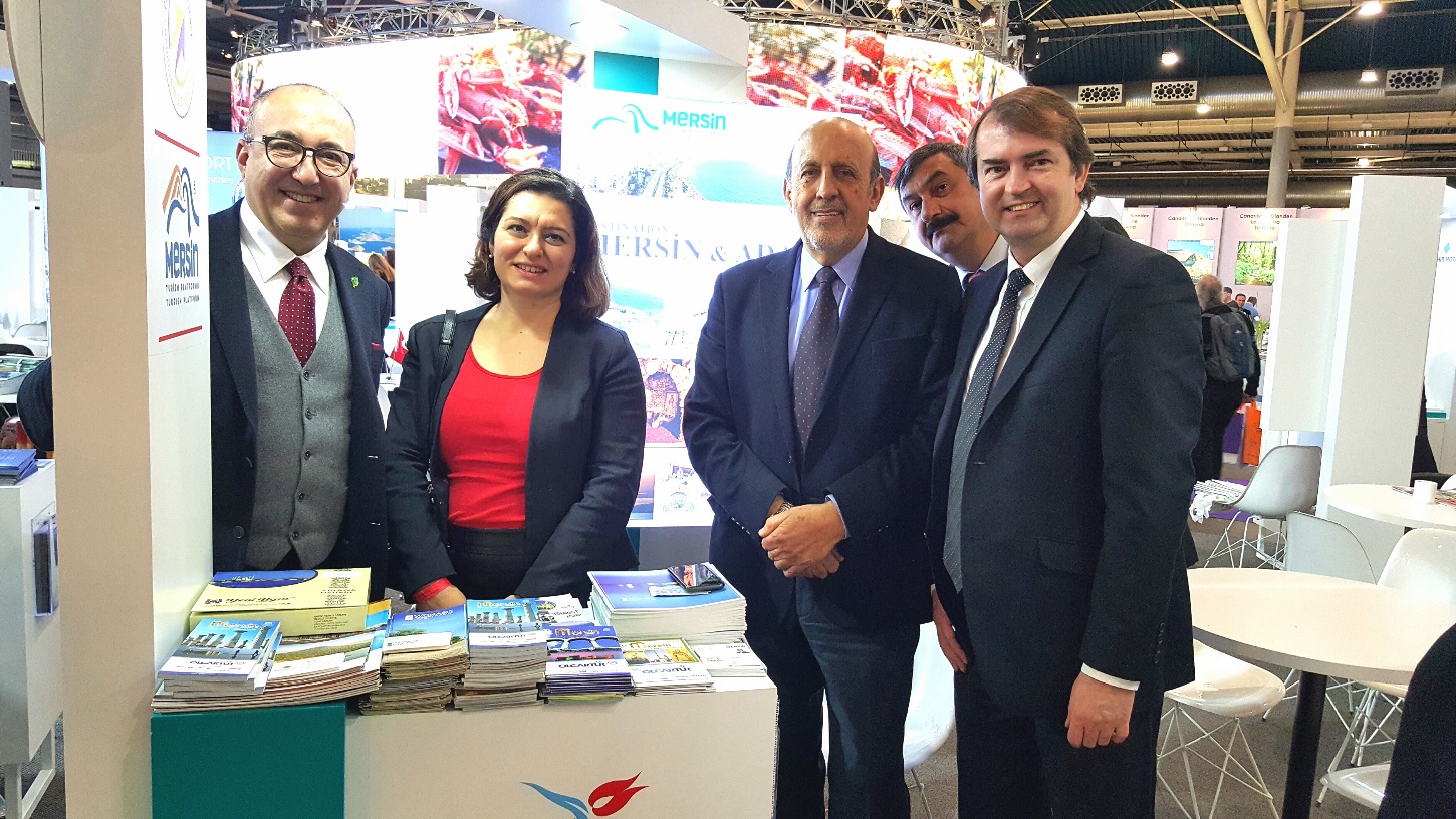 Afbeelding met kleding, pak, person, Menselijk gezicht Door AI gegenereerde inhoud is mogelijk onjuist.