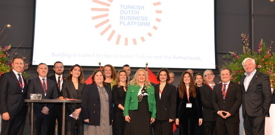 Afbeelding met kleding, pak, persoon, person Door AI gegenereerde inhoud is mogelijk onjuist.