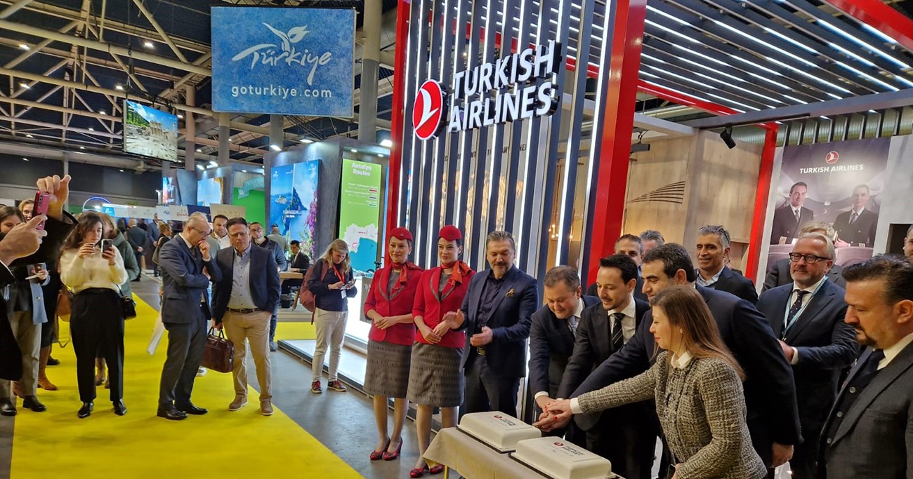 Afbeelding met kleding, person, pak, persoon Door AI gegenereerde inhoud is mogelijk onjuist.