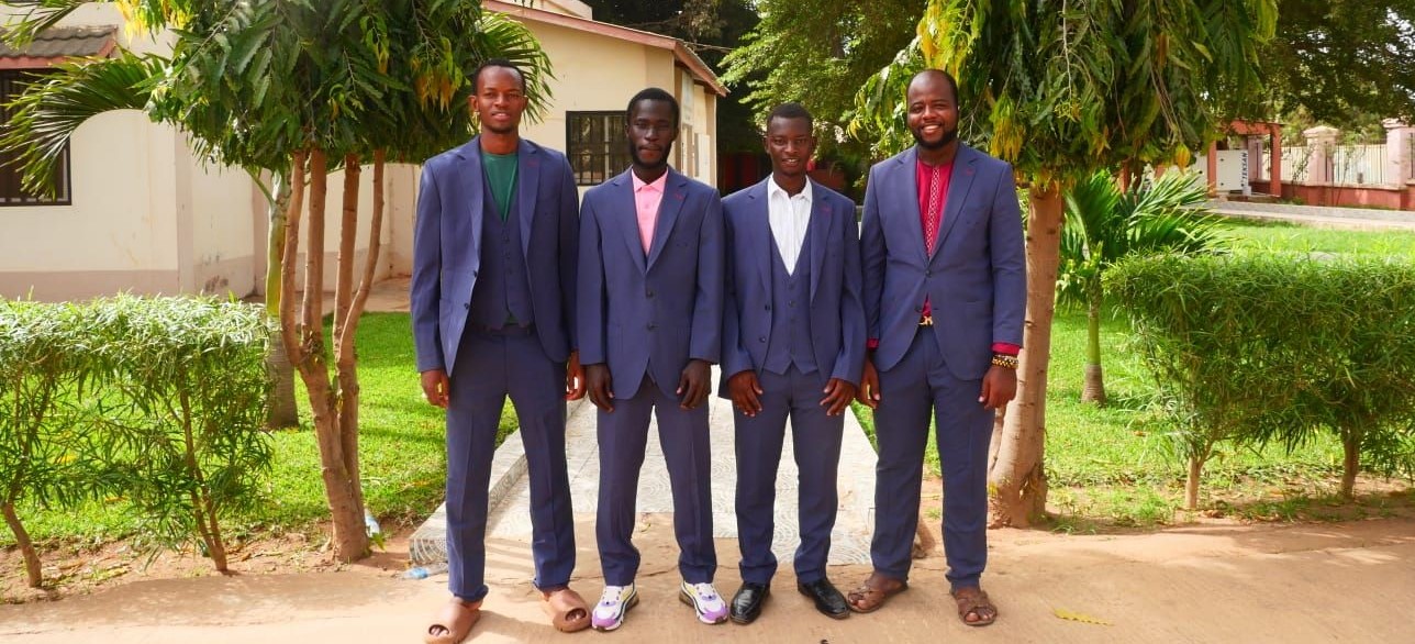 Afbeelding met kleding, persoon, buitenshuis, boom Door AI gegenereerde inhoud is mogelijk onjuist.