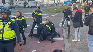 Afbeelding met kleding, persoon, buitenshuis, person Door AI gegenereerde inhoud is mogelijk onjuist.