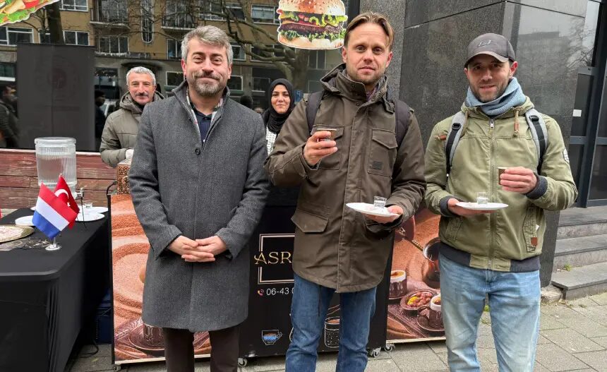 Afbeelding met kleding, persoon, jeans, schoeisel Door AI gegenereerde inhoud is mogelijk onjuist.