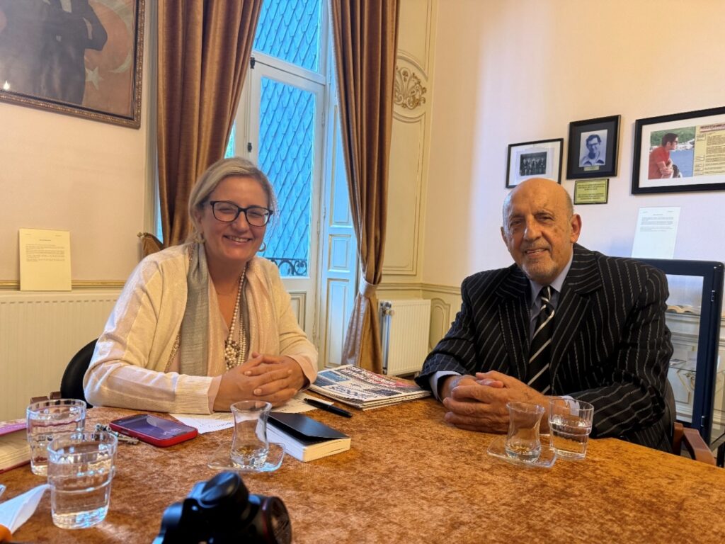 Afbeelding met kleding, persoon, Menselijk gezicht, overdekt Door AI gegenereerde inhoud is mogelijk onjuist.