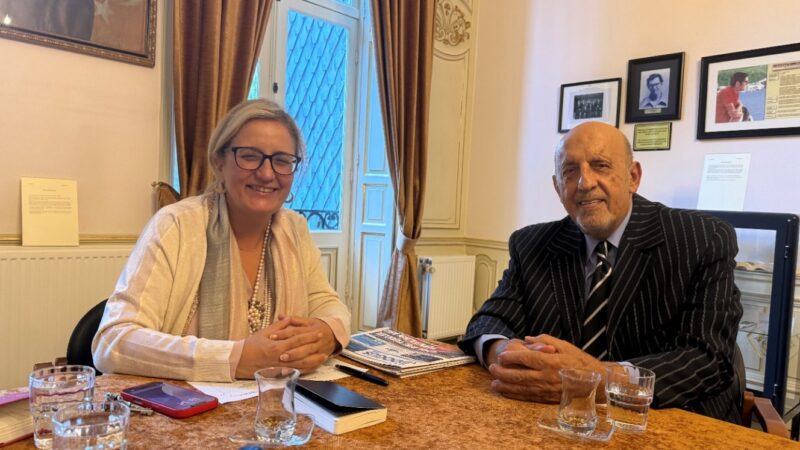 Afbeelding met kleding, persoon, Menselijk gezicht, overdekt Door AI gegenereerde inhoud is mogelijk onjuist.