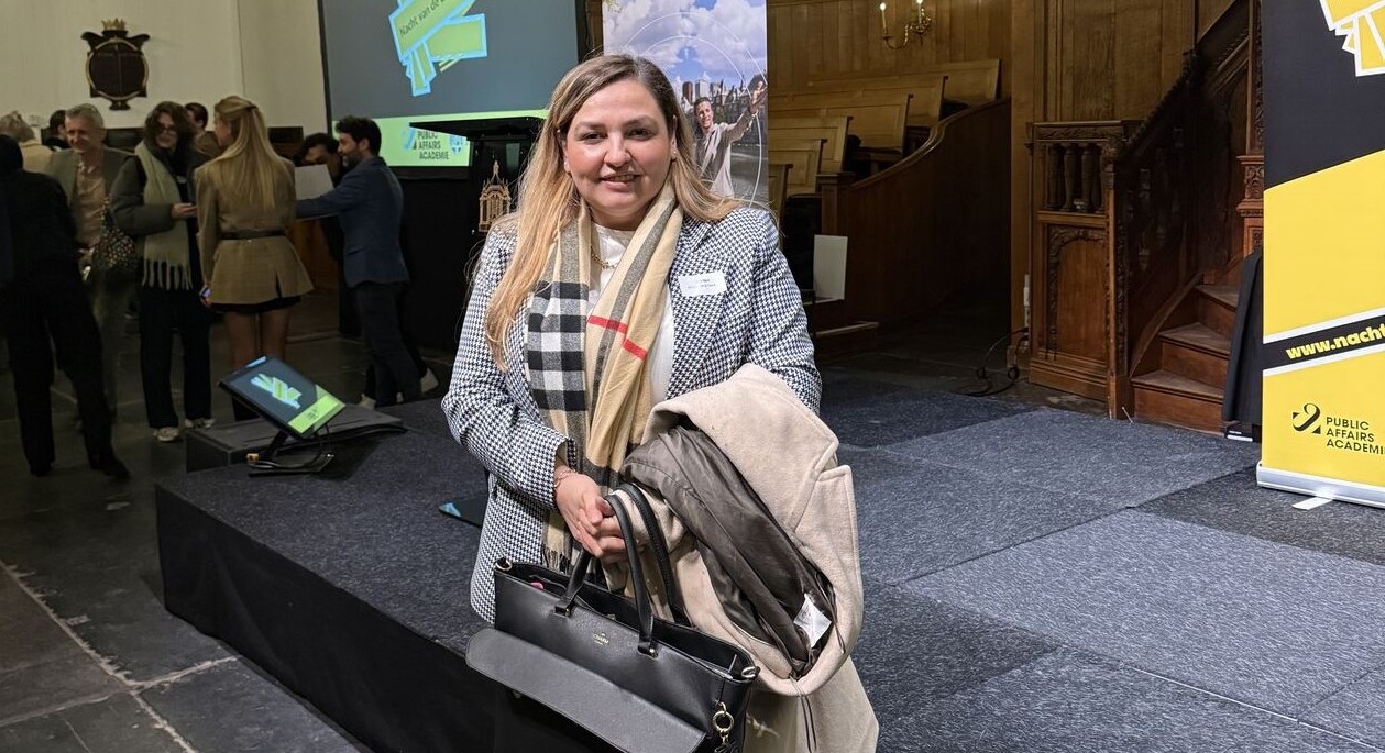 Afbeelding met kleding, persoon, Menselijk gezicht, Bagage en tassen Door AI gegenereerde inhoud is mogelijk onjuist.